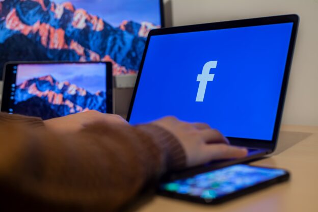 Como baixar os dados que o Facebook registra sobre você